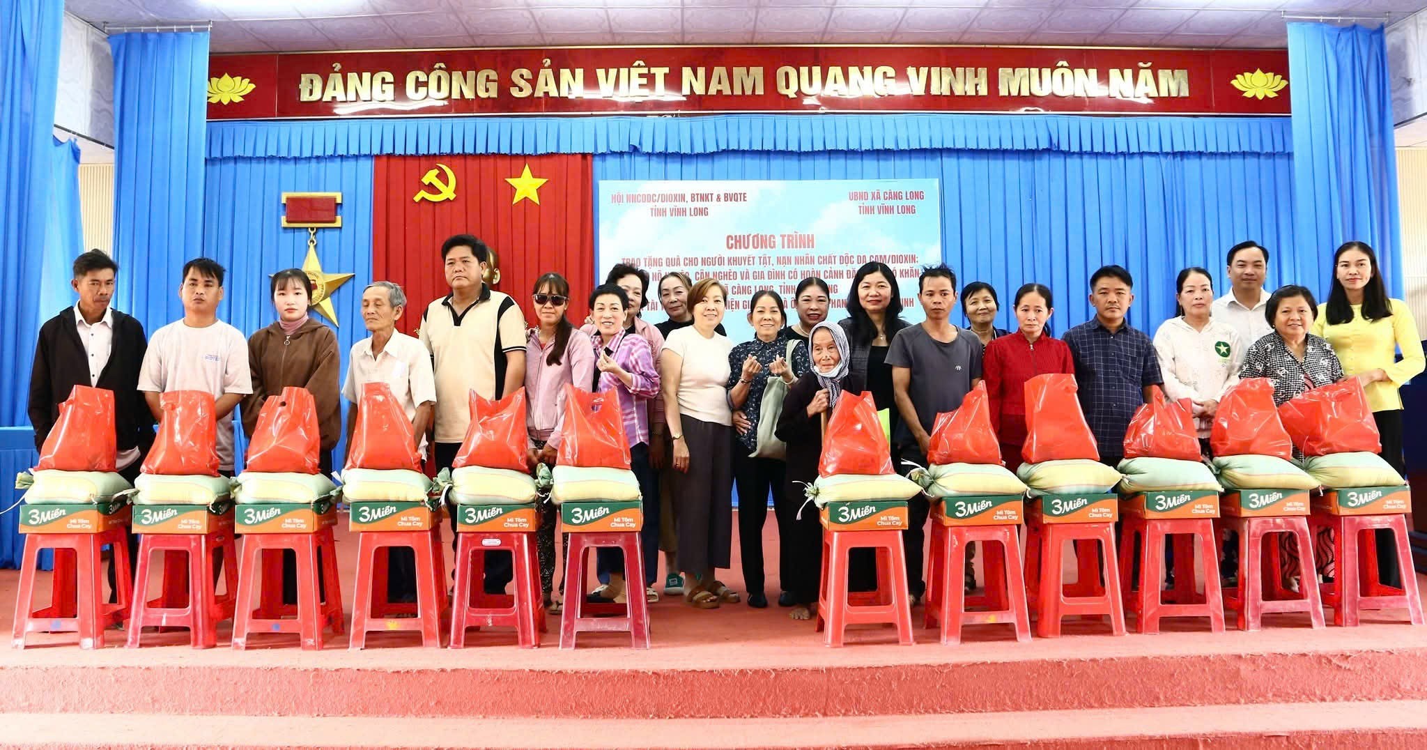 Vĩnh Long lan tỏa yêu thương, trao 100 suất quà tình nghĩa tại xã Càng Long 